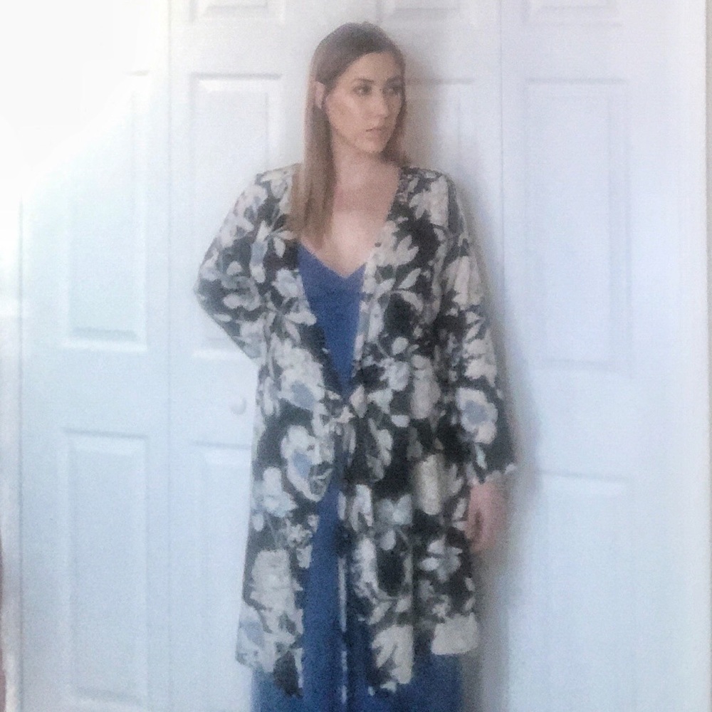 NWT Lookbook Store Black Floral Kimono Size 6